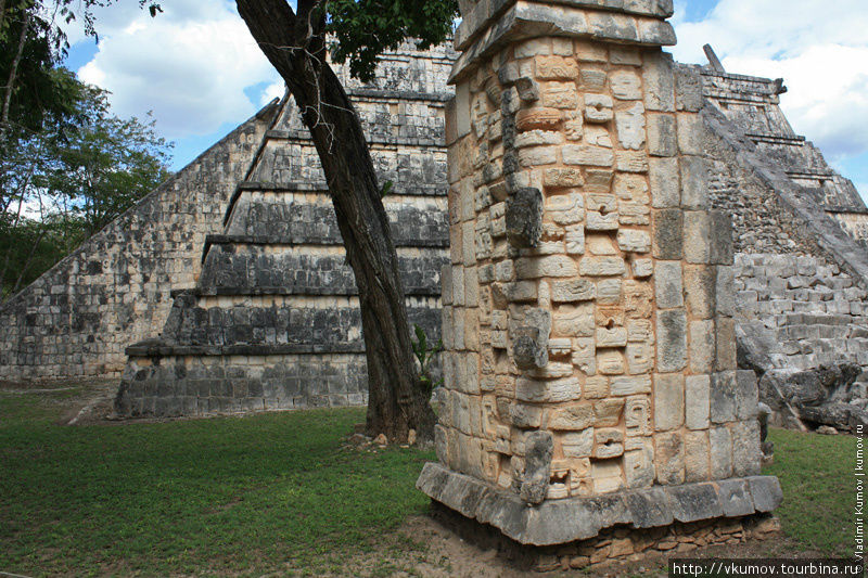 Колонна ранее стояла на вершине пирамидки, которая на заднем плане. Чичен-Ица город майя, Мексика