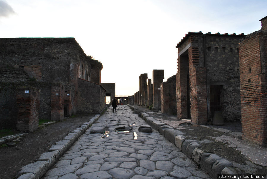 Улицы снабжены пешеходными переходами — камнями, по которым можно было перейти дорогу, не испачкав ног. Дело в том, что в Помпеях, в отличие от Геркуланума, канализационные нечистоты сливались прямо на улицы. Камни для перехода расположены так, чтобы телеги и повозки могли беспрепятственно проехать. Помпеи, Италия