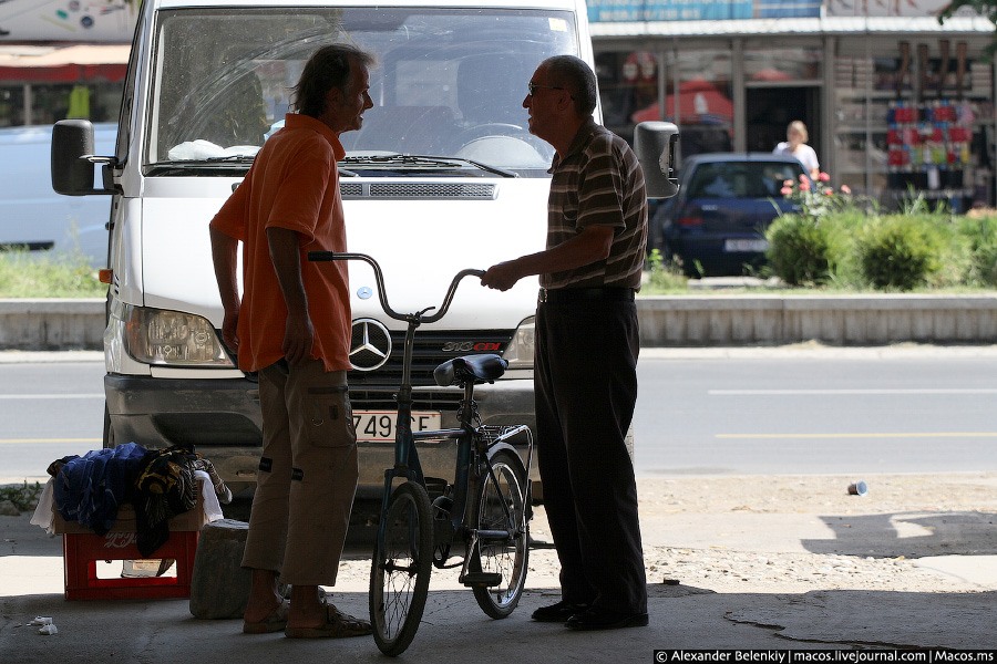 Большую часть жизни македонцы живут на улице. Они любят всё уличное. Разговоры на улице. Скопье, Северная Македония