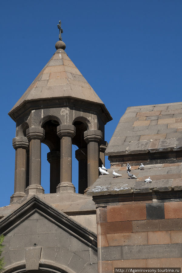 Те самые голуби, променявшие свою свободу на участие в сомнительном бизнесе не очень гуманных, но предприимчивых местных жителей. Хор Вирап Монастырь, Армения