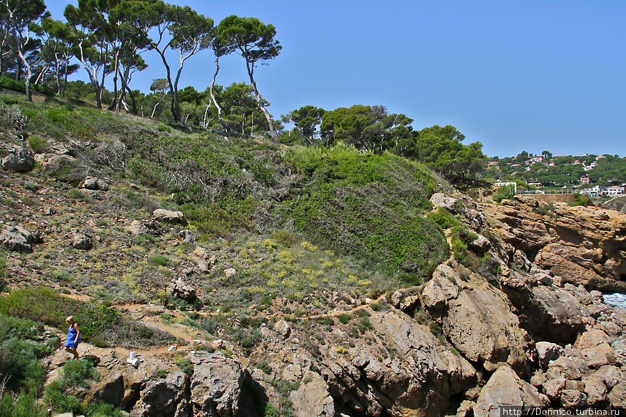 После мыса начинается охраняемая территория reserva marina de ses negres, тропа по ней идет совсем узкая и грунтовая... Са-Риера, Испания После мыса начинается охраняемая территория reserva marina de ses negres, тропа по ней идет совсем узкая и грунтовая... Са-Риера, Испания