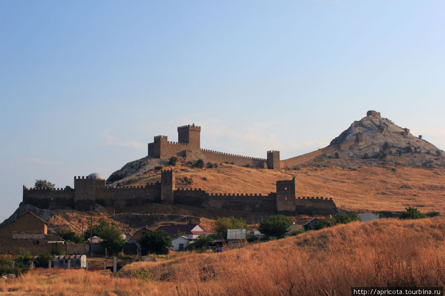 общий вид крепости из города Судак, Россия