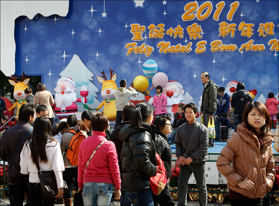 В Рождество тут стояла елка и сцена, а вокруг было множество туристов. В Рождество тут стояла елка и сцена, а вокруг было множество туристов.