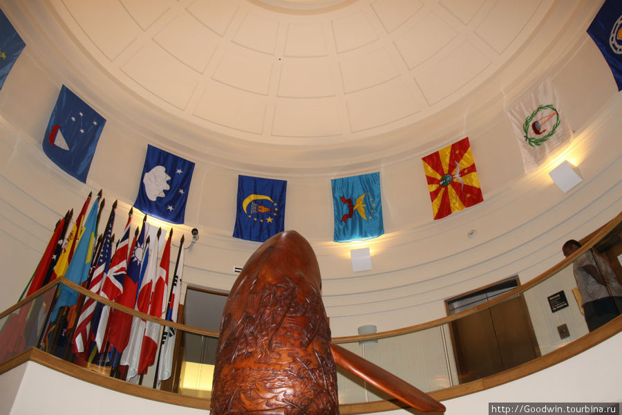 Эта фаллическая рыба расположена в здании кабинета министров. Здесь же флаги штатов Палау( а их под два десятка! ) ,а также стран, с которыми республика имеет дипотношения Палау