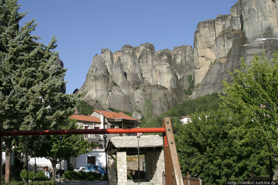 Зажатая между скал деревня Кастраки Каламбака, Греция