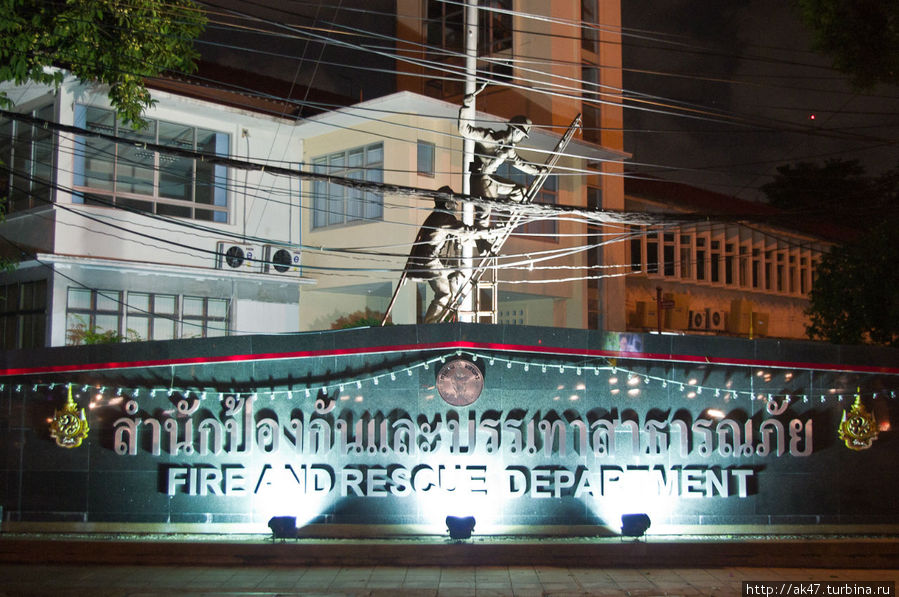 Памятник в пожарном депо Бангкок, Таиланд