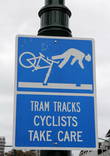 6. Год назад по центру города можно было проехать на трамвае. Знак предупреждал велосипедистов быть осторожными.