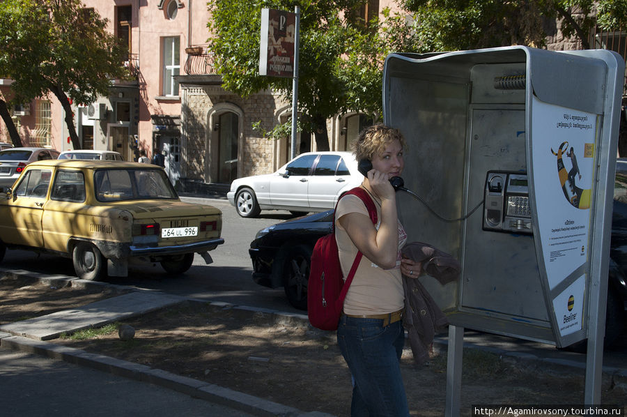 С улиц Еревана можно позвонить в любую квартиру Еревана — это очень удобно. Ереван, Армения