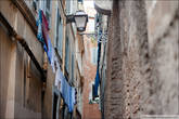 Типичный Римский переулок: малое расстояние между домами и высокие стены создают потрясающую атмосферу.