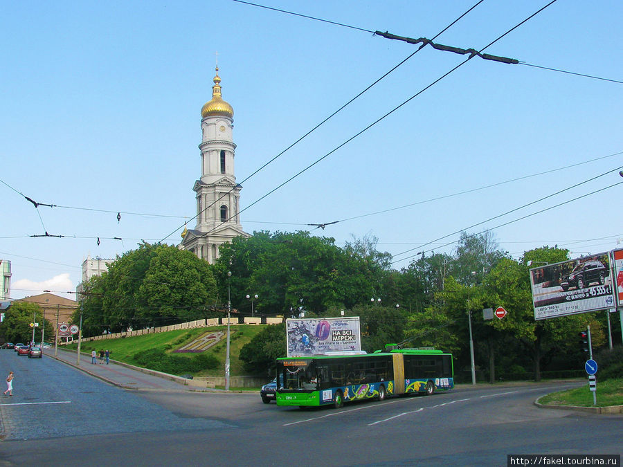 Успенский собор и троллейбус 11-го маршрута. Харьков, Украина