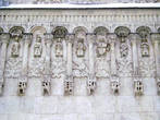 Посредине храм охвачен нарядным поясом-колоннадой