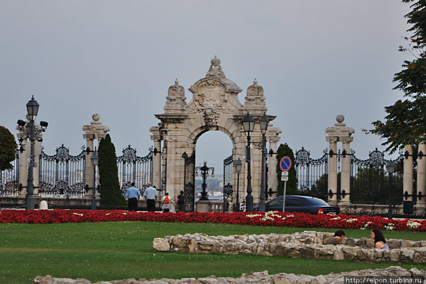 Орнаментальные ворота у Королевского дворца Будапешт, Венгрия