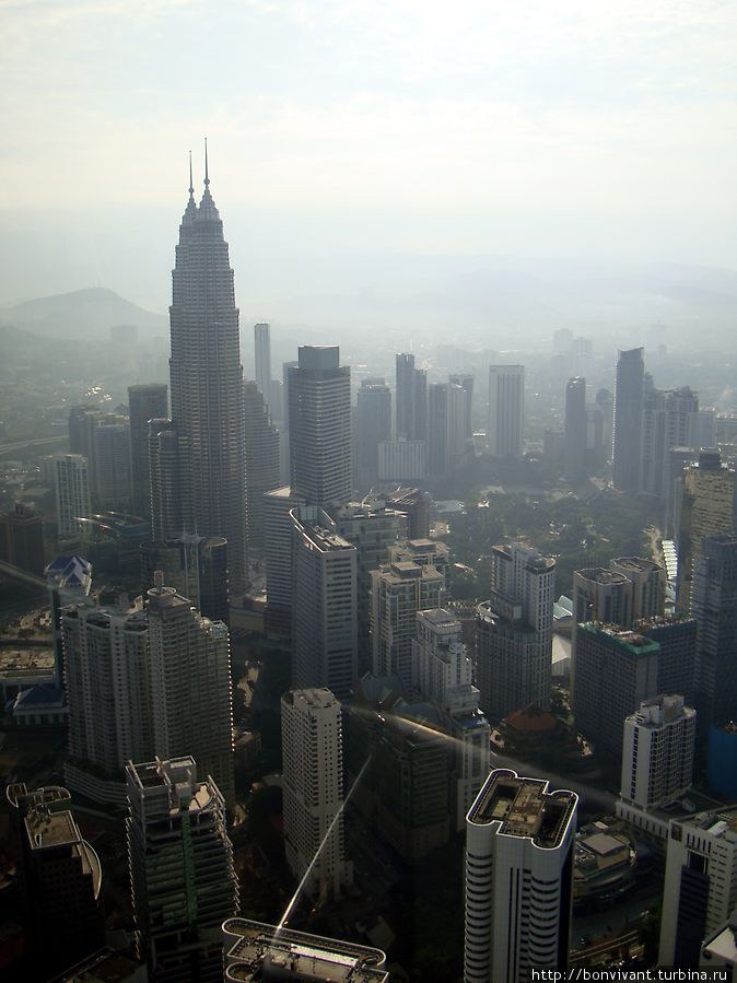 Вид со смотровой площадки телебашни Куала-Лумпур, Малайзия