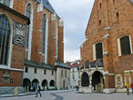 Справа от Мариацкого костела — Мариацкая площадь. На нее выходит костел св.Барбары.