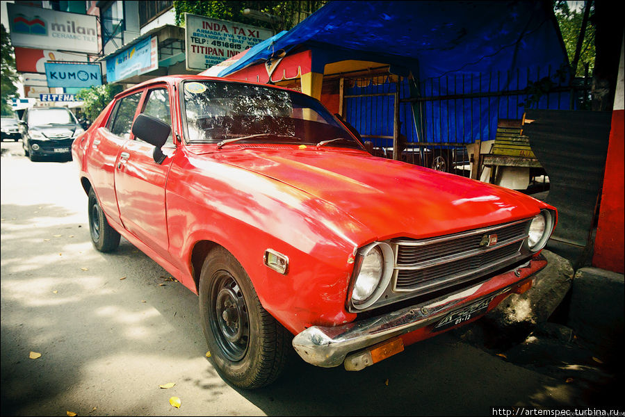 В Медане у многих есть и автомобили, что по меркам Суматры является серьезной роскошью. У кого-то машины обычные, как эта старенькая королла Медан, Индонезия
