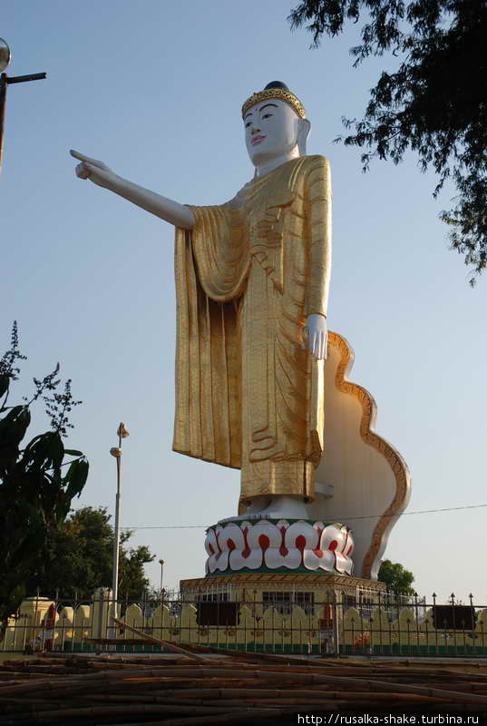 Стоящий Будда Мраук-У, Мьянма