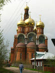 Но мы приехали к Красной Церкви, которую и видели с дороги. Всё о Церкви Воскресения Крестова хорошо описано в Вики: http://ru.wikipedia.org/wiki/%C2%E8%F7%F3%E3%E0