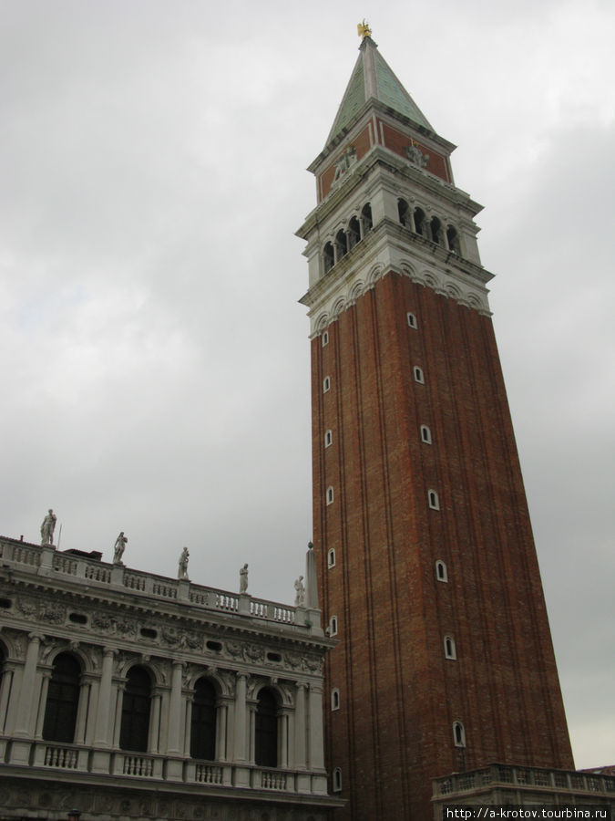 100-метровая колокольня.

Построена в 1200х годах.
В 1902 году упала.
Позднее выстроена вновь таким же образом.

Сейчас опять хочет упасть, вот ее опять чинят внизу Венеция, Италия