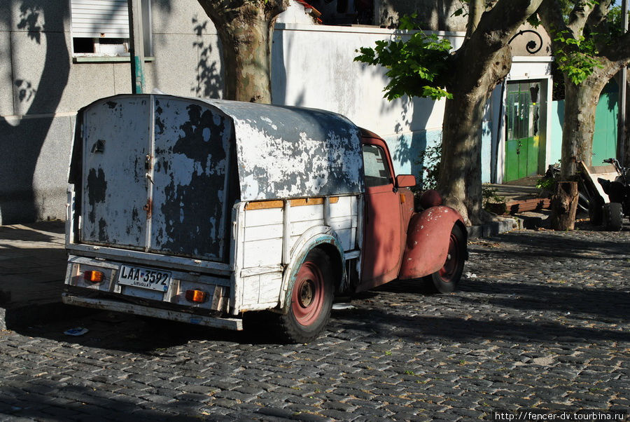 Выставка ретро-автомобилей на уругвайских улицах Монтевидео, Уругвай