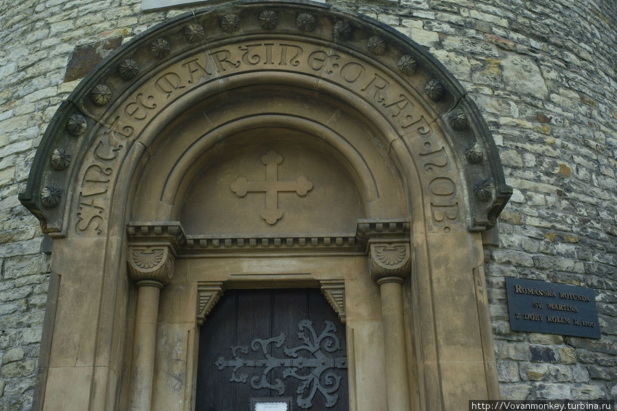 Дверь в ротонду св.Мартина Прага, Чехия
