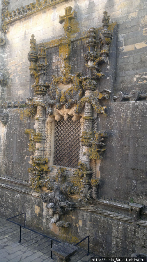 знаменитое окно, в котором, по легенде, скрыта карта всех сокровищ тамплиеров Томар, Португалия