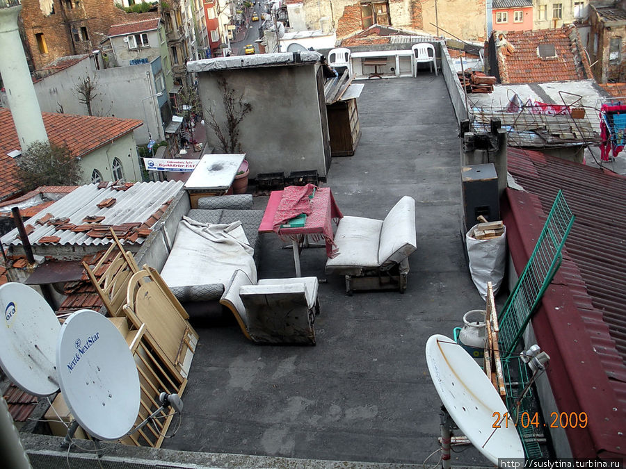 рядом крыша жилого дома,там наверное люди отдыхают и устраивают шашлыки...прикольно,хорошо что наш номер на два этажа выше,а тем кто ниже? Стамбул, Турция