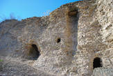 Большая часть крепости в плохом состоянии, у ее подножия лежат груды отвалившихся камней.