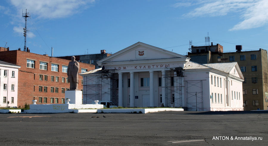 Главная площадь города с Лениным перед домом культуры. Дудинка, Россия