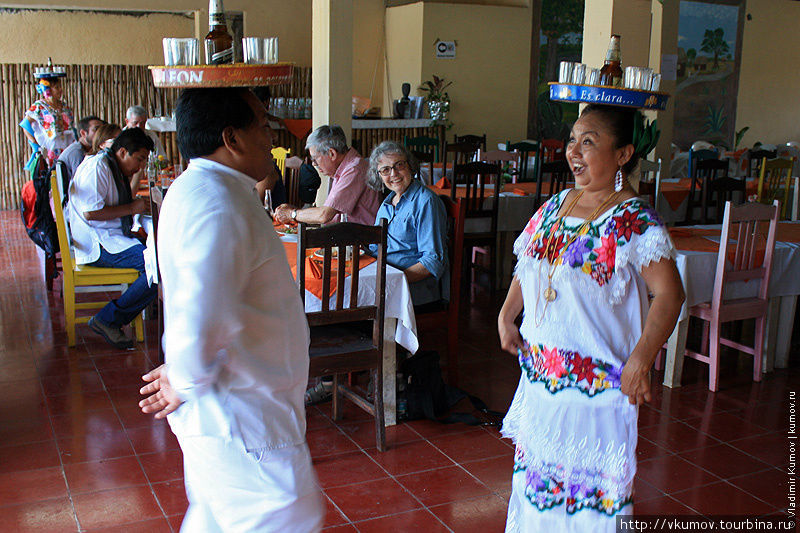 В ресторане развлекают традиционными танцами. Чичен-Ица город майя, Мексика