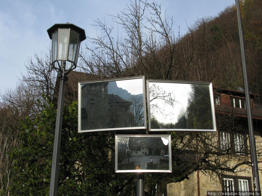 на дорогах зеркала, чтобы было видно, кто едет из-за поворота Лихтенштейн
