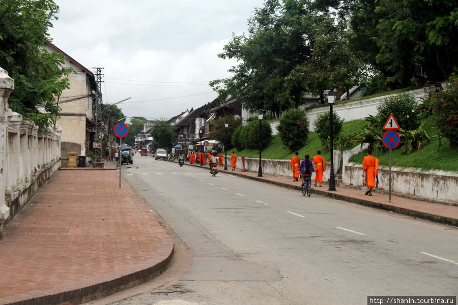 По утрам на главной улице много монахов Луанг-Прабанг, Лаос