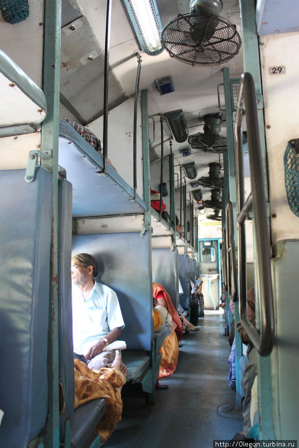 Вагон индийского поезда с вентиляторами