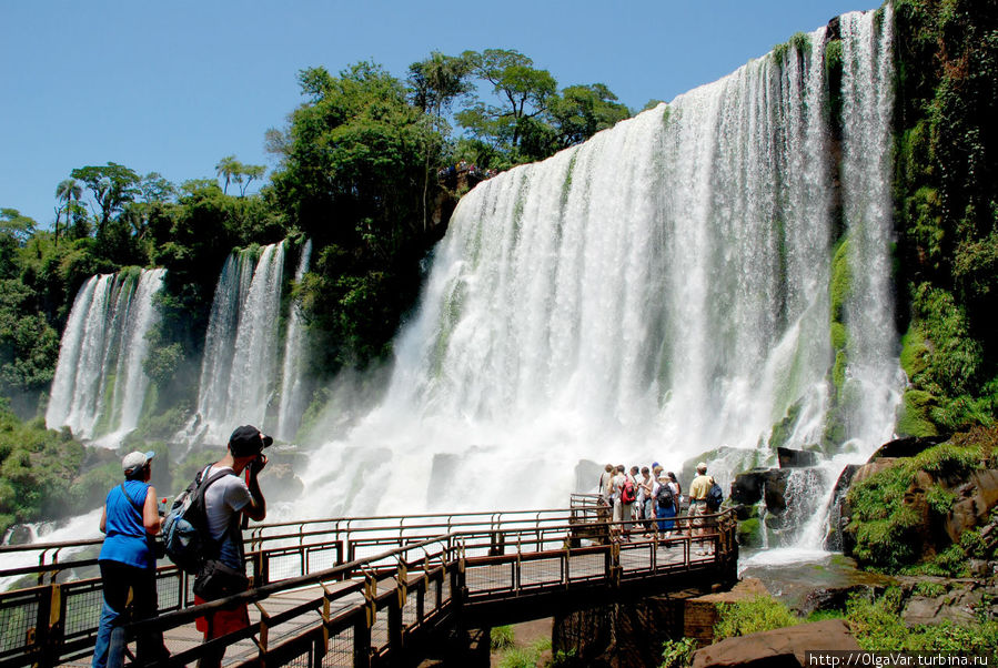Местами водопад был похож на белый занавес Пуэрто-Игуасу, Аргентина