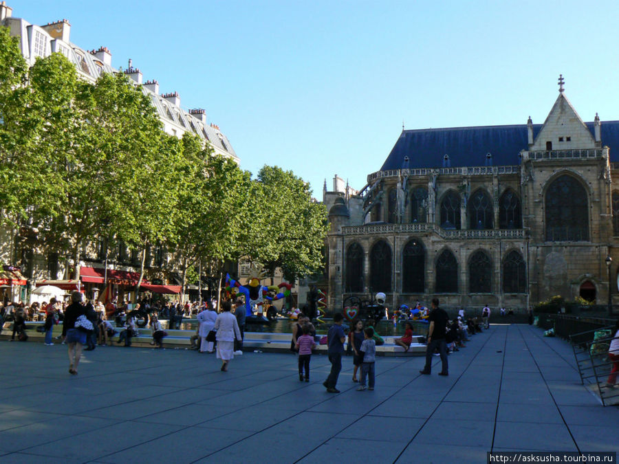 Рядом с Центром Жоржа Помпиду на маленькой площади Игоря Стравинского перед церковью Сен-Мерри расположен фонтан Стравинского. Париж, Франция