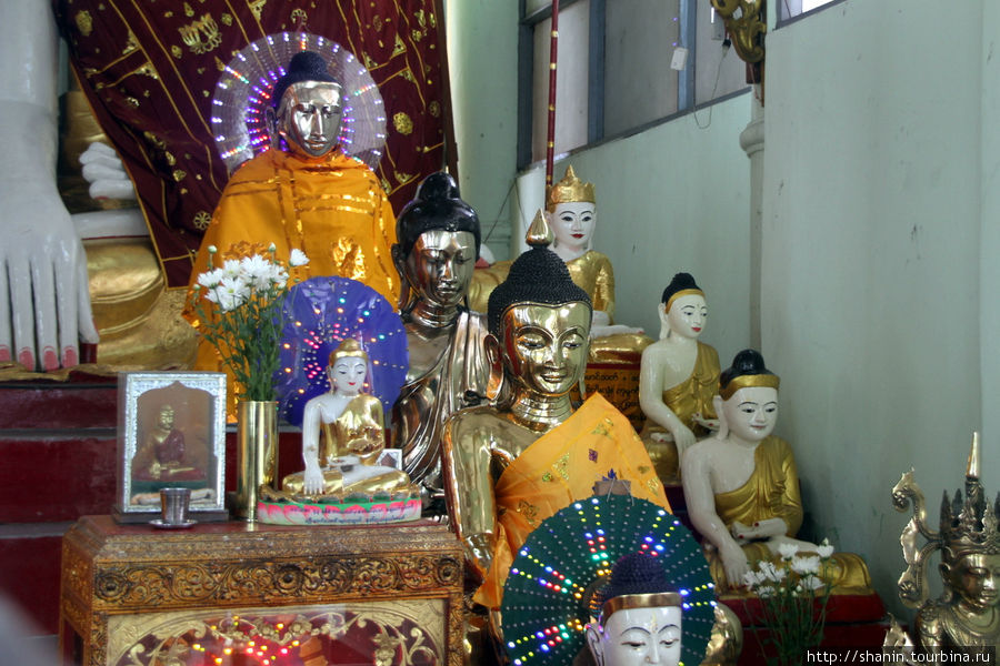 Будды на алтаре Янгон, Мьянма