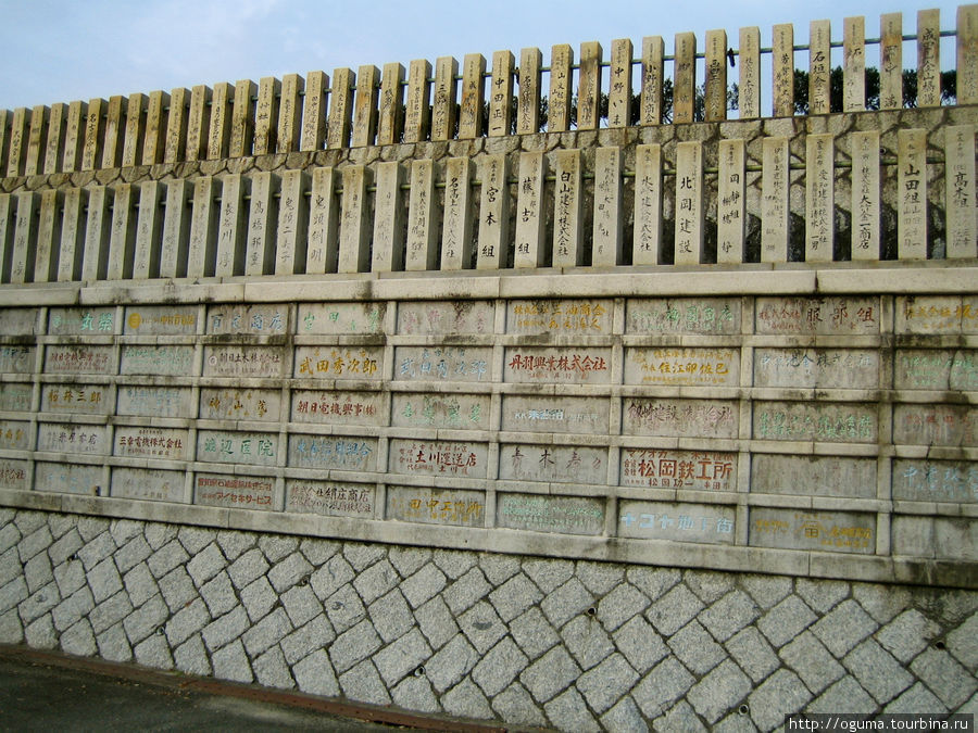 На каждом кирпичике и столбике написаны имена спонсоров храма Инуяма, Япония