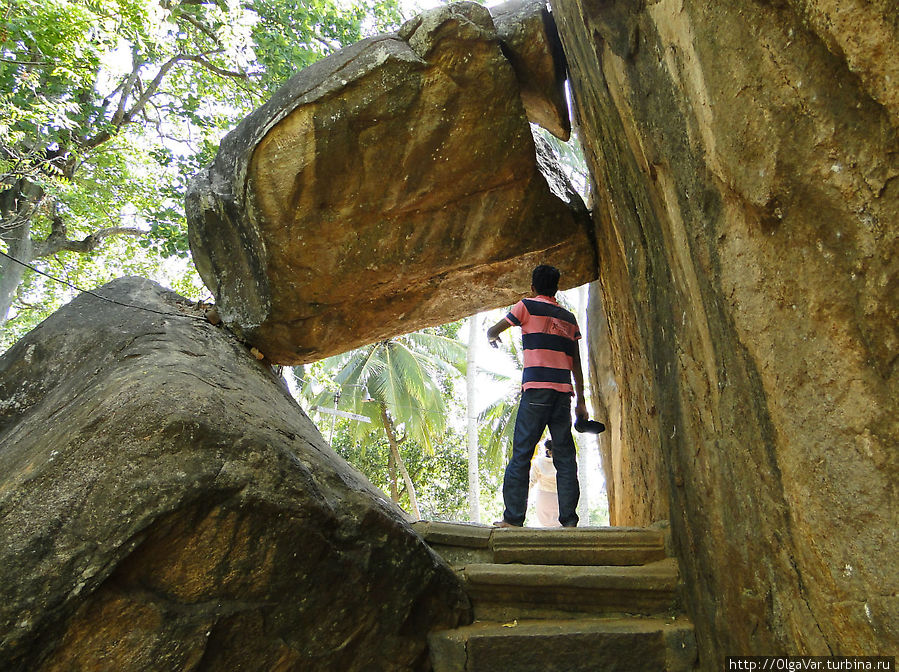 Чтобы подняться на площадку к ступе, нужно проходить под этим огромным валуном. Было немного страшновато, а вдруг рухнет прямо на голову...Даже мокрого места не останется... Анурадхапура, Шри-Ланка