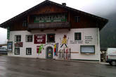 Напротив нашего отеля — лыжный магазин и сервис