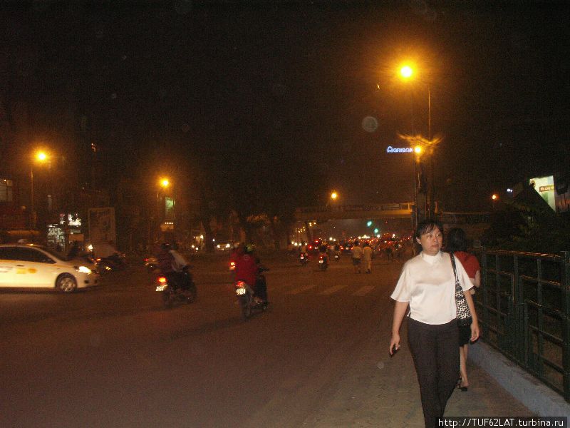 Вечером был заметен смог над городом и его улицами Ханой, Вьетнам
