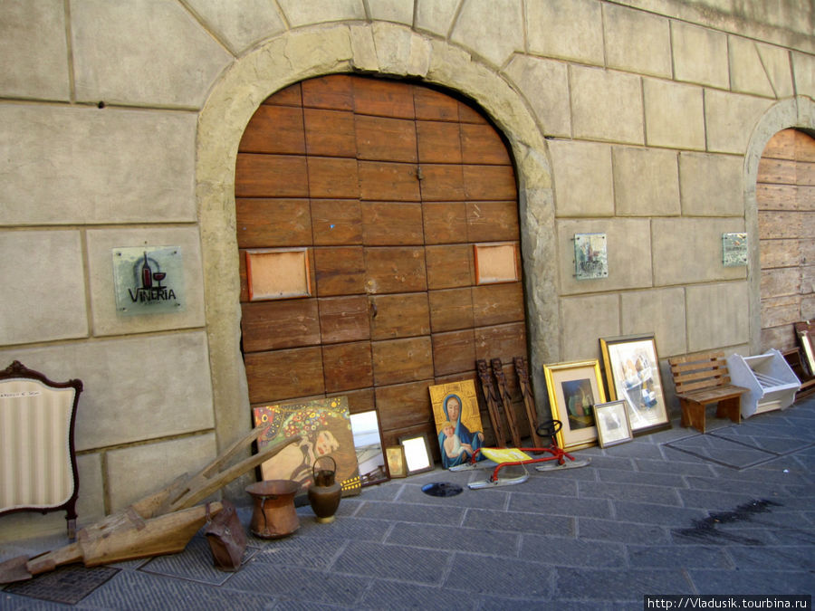 Блошиный рынок Ареццо, Италия