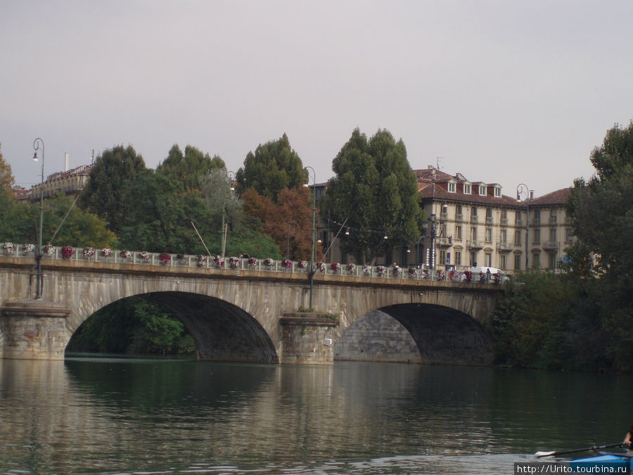 Один из средневековых мостов Турина. Турин, Италия