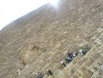 Где много людей — это вход в пирамиду Хеопса