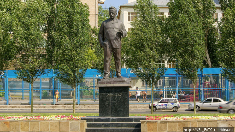 Памятник М.А Шолохову на набережной Дона Ростов-на-Дону, Россия