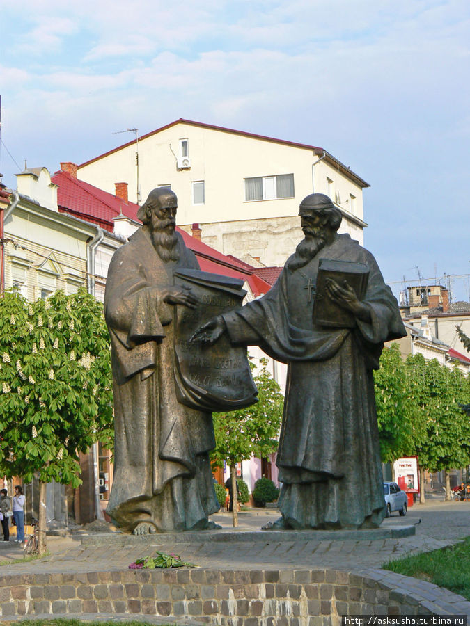 Памятник Кириллу и Мефодию Мукачево, Украина