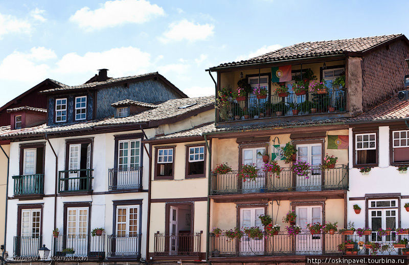 Красивые балкончики с балясинами- отличительная черта зданий в центре, как и и обилие цветов, как и сушащееся белье, ну очень колоритно! Гимарайнш, Португалия