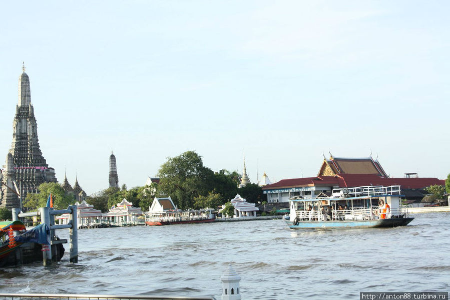 Примерно 15 метров набережной затопленно Бангкок, Таиланд