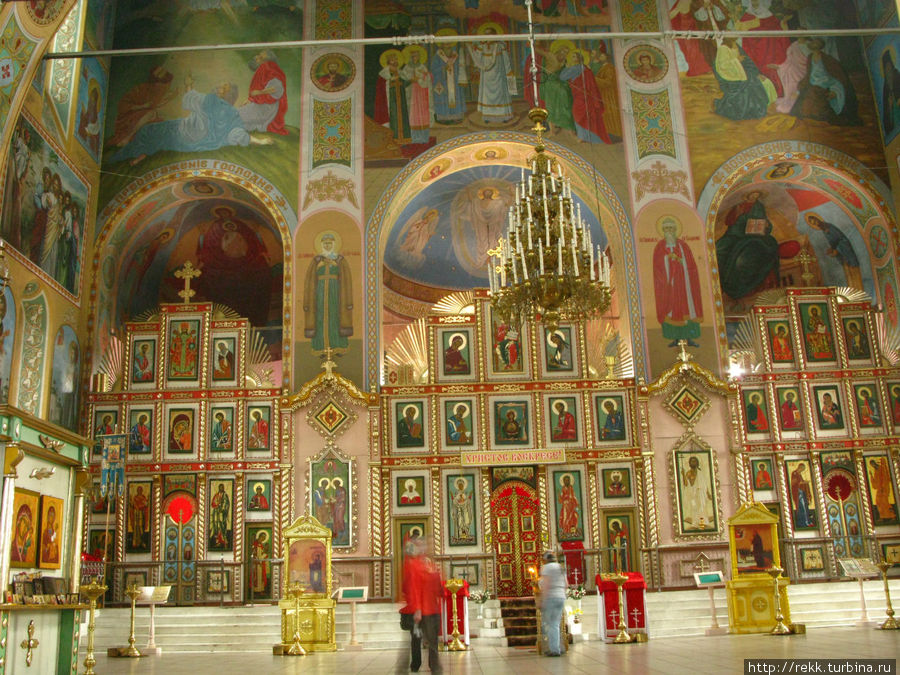 Внутреннее убранство храма гармонирует с наружным единым стилем арок Вичуга, Россия