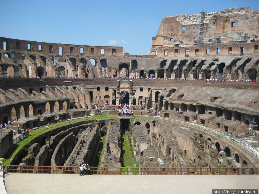 Колизей- древний театр, называют ещё гербом Рима, производит неизгладимое впечатление, закрываешь на минуту глаза и представляешь увеселительные зрелища, гладиаторские бои происходящие в античном Риме. Рим, Италия