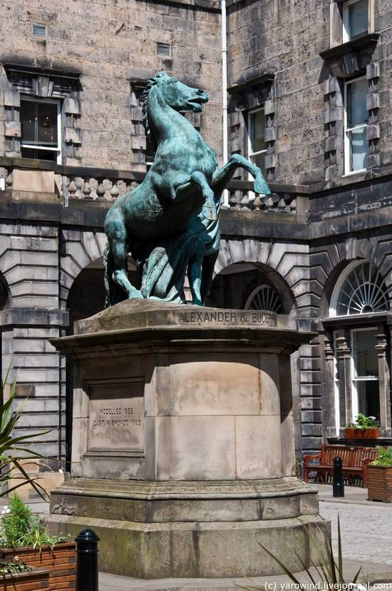 Перед ним стоит памятник Александру Македонскому, укрощающему Буцефала. Эдинбург, Великобритания