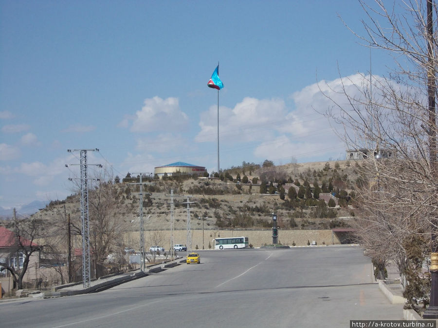 Нахичевань поначалу напоминает какое-то среднеазиатское село. Но с большим флагом Нахичевань поначалу напоминает какое-то среднеазиатское село. Но с большим флагом